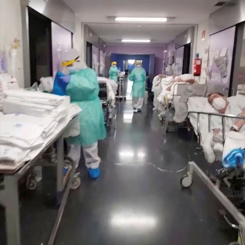 Vista general de un pasillo con pacientes y personal médico en una unidad de emergencia de un hospital español en Getafe