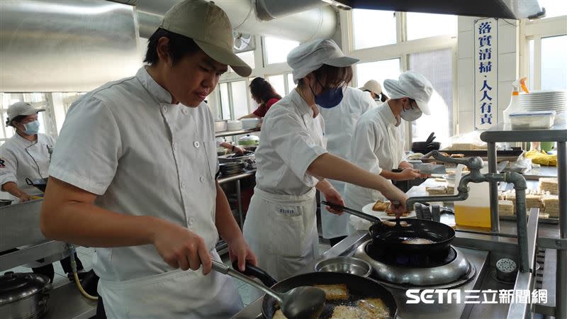 雖然只是高中生，但他們對每一道料理的製作都不馬虎。（圖／記者張雅筑攝）