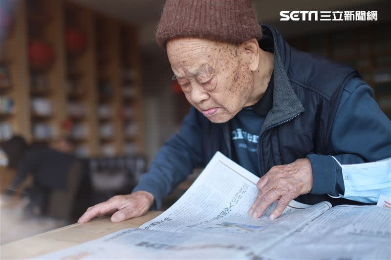 有年輕人陪伴的百歲爺爺身體健康，讀報不成問題。（圖／記者鄭孟晃攝影）