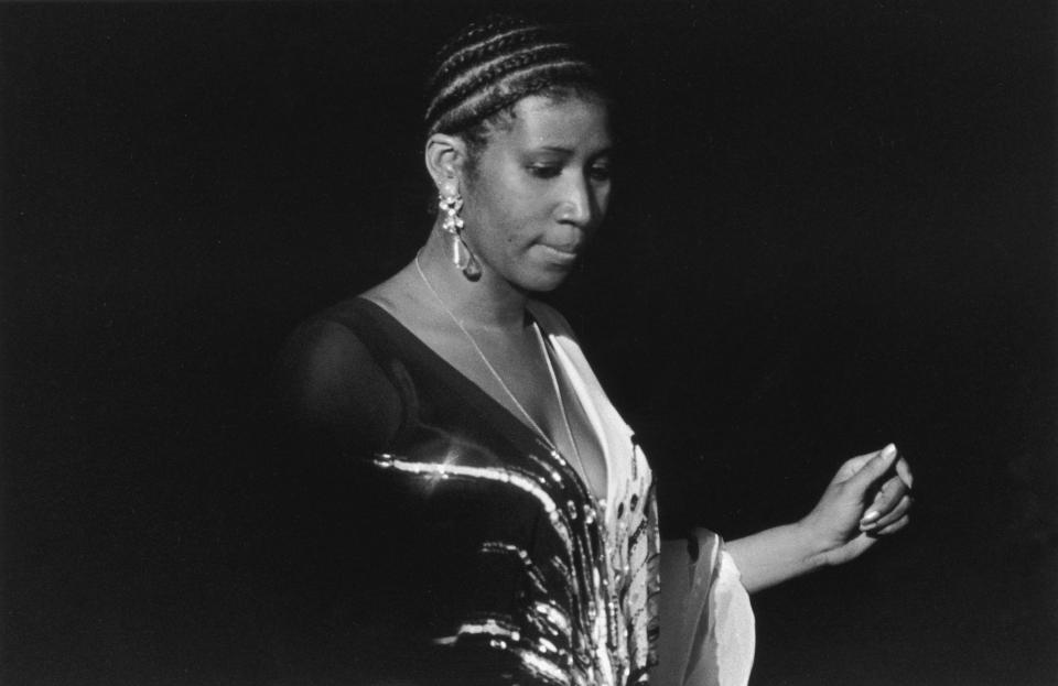 <p>Aretha Franklin schnipst während eines Auftritts beim Astrodome Jazz Festival in Houston, Texas, mit den Fingern. Franklins Haare sind streng geflochten und sie trägt ein paillettenbesetztes Chiffonkleid mit tiefem Ausschnitt. (Foto von Tad Hershorn/Hulton Archive/Getty Images) </p>