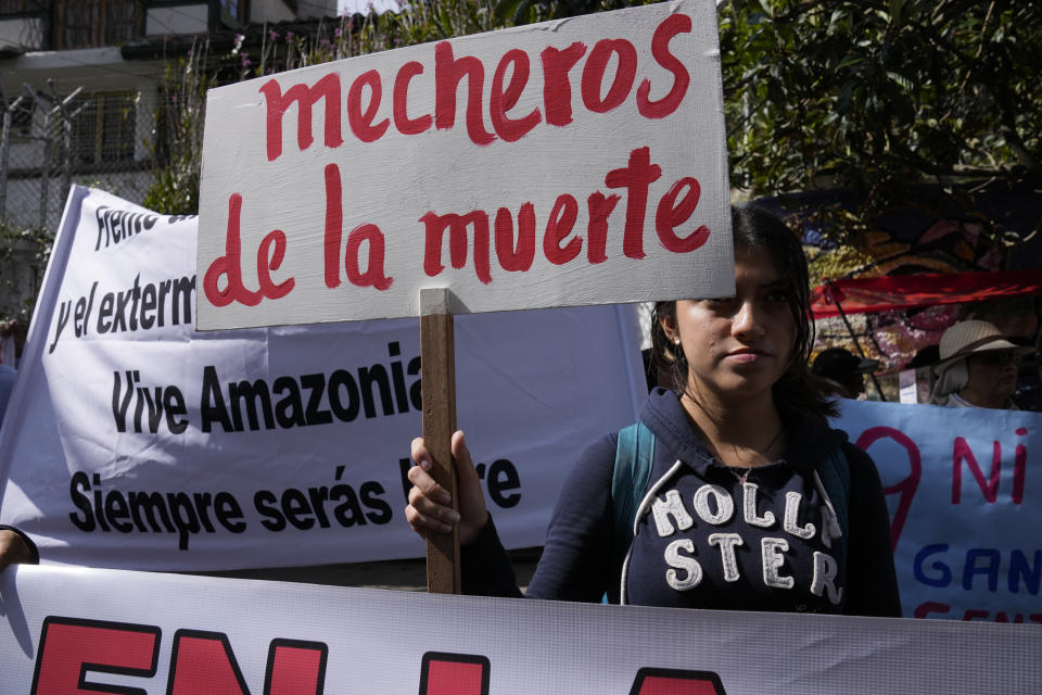 Activistas protestan frente a la Corte Constitucional para exigir que el Estado apague cerca de medio millar de mecheros que queman gases asociados a la explotación petrolífera con motivo del Día Mundial del Medio Ambiente en Quito, Ecuador, el miércoles 5 de junio de 2024. (AP Foto/Dolores Ochoa)