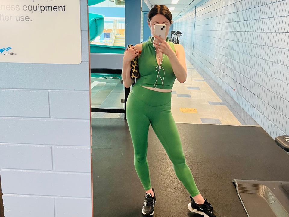 simone taking a mirror selfie, ready for a yoga class at the gym