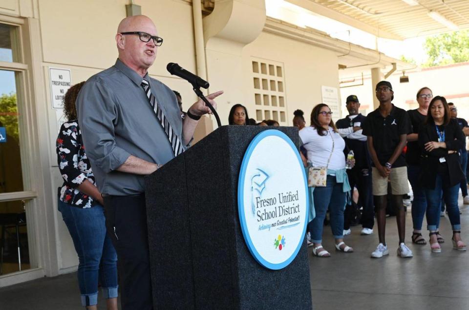 El superintendente de Fresno Unified, Bob Nelson, se dirige a cientos de estudiantes que marcharon desde Edison High a la asamblea de la Junta Escolar de Fresno Unified del viernes 6 de mayo de 2022 para abordar una foto racista publicada en redes sociales a principios de esa semana en Bullard High, en Fresno.