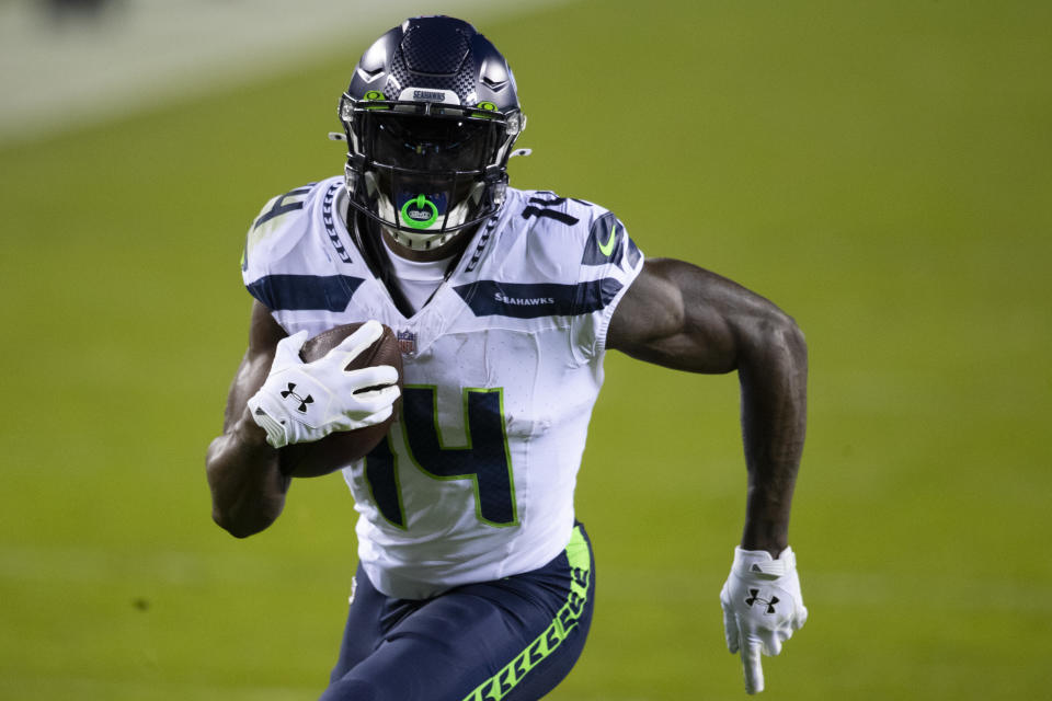 PHILADELPHIA, PA - NOVEMBER 30: DK Metcalf #14 of the Seattle Seahawks runs with the ball against the Philadelphia Eagles at Lincoln Financial Field on November 30, 2020 in Philadelphia, Pennsylvania. (Photo by Mitchell Leff/Getty Images)