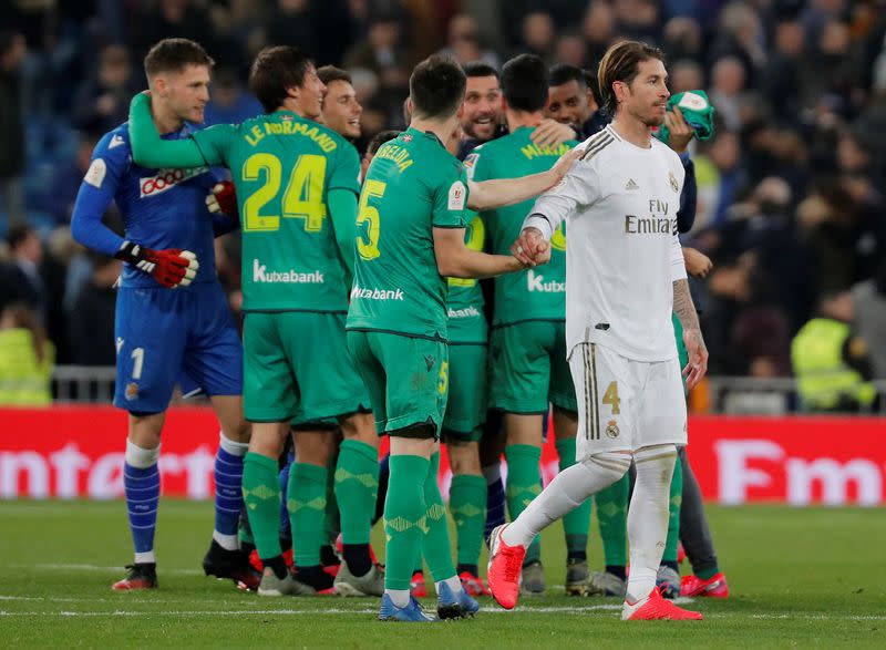 FOTO DE ARCHIVO: Fútbol - Copa del Rey - Real Madrid vs Real Sociedad - Santiago Bernabeu, Madrid, España - 6 de febrero de 2019 Sergio Ramos del Real Madrid parece abatido mientras los jugadores de la Real Sociedad celebran después del partido