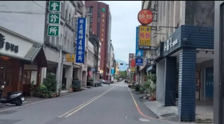 羅東鎮一家快炒店前，１２深夜一名少年持刀砍殺３名少年兇案。（記者林坤瑋翻攝）