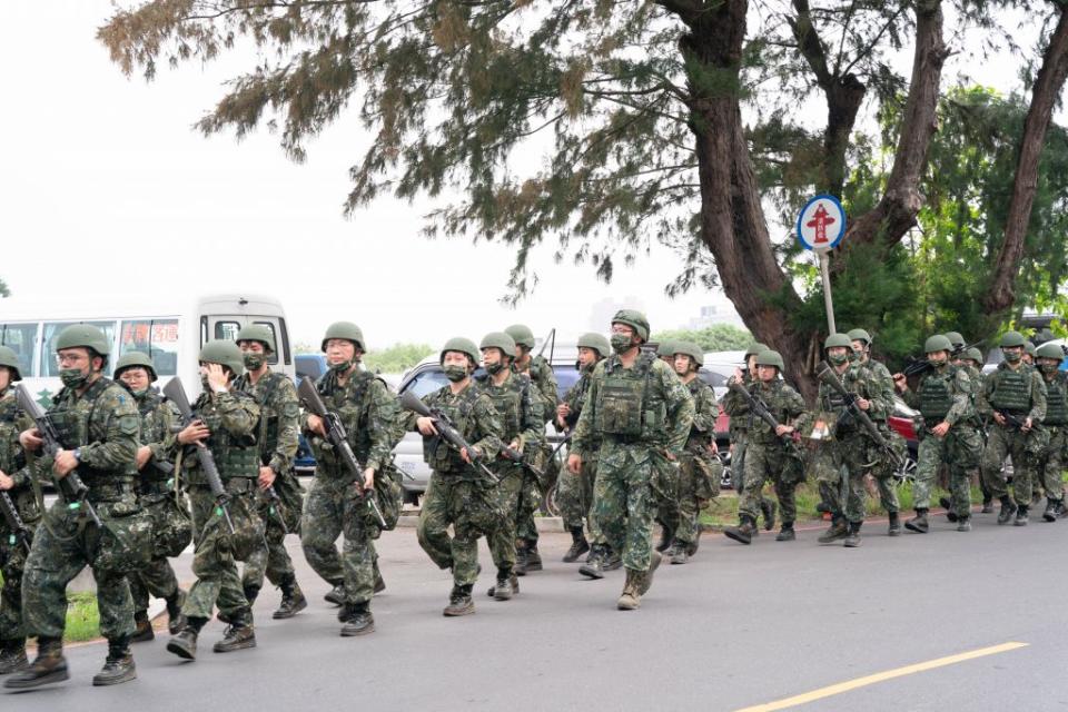 國防部新式教召月前上路，「新制十四天教育召集訓練」十九日在新竹市公道五舊油庫場址進行行軍演訓。(記者曾芳蘭攝)