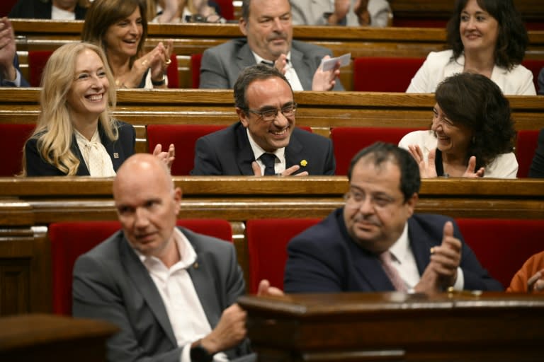 Josep Rull (c), del partido independentista Junts per Catalunya, agradece los aplausos tras ser elegido nuevo presidente del Parlamento de Cataluña, en Barcelona, el 10 de junio de 2024 (Josep Lago)