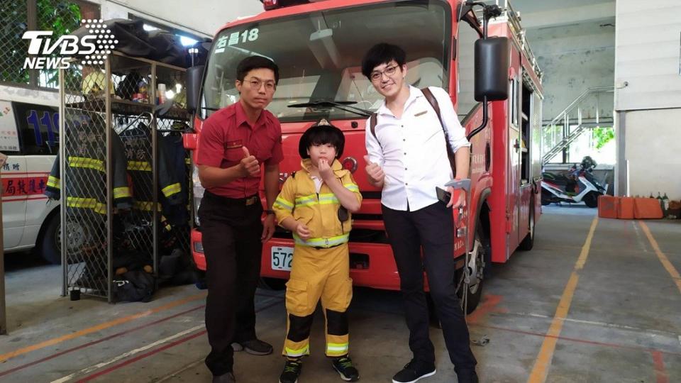 6日是曹小弟的7歲生日，父親帶他到右昌分隊，感謝當年的幫忙。（圖／TVBS）