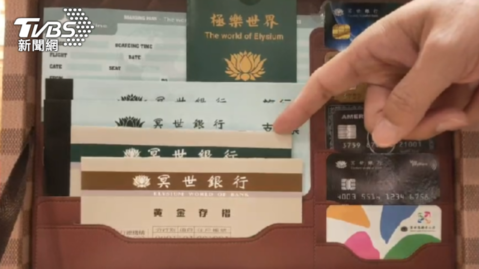 「紙LV公事包」內裝滿各國仿真紙幣、存摺、信用卡、護照等。（圖／TVBS）