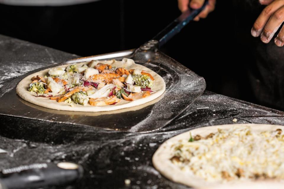 薄多義的披薩餅皮皆是自行發酵製作，經由龍眼木燻烤，香氣濃烈。