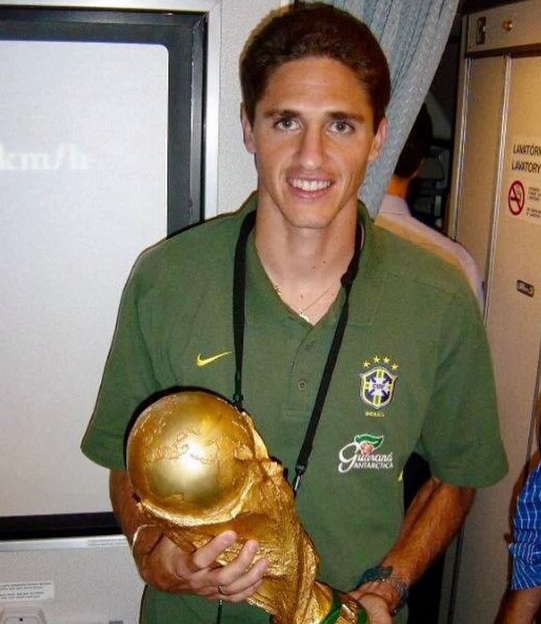 Edmílson en 2002, en el vuelo de regreso de Japón a Brasil con la Copa... el "penta" del Scratch, la última vez que Sudamérica conquistó un Mundial