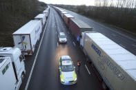 Gli autisti bivaccano in autostrada dopo il blocco a causa della scoperta della nuova variante Covid. Regno Unito isolato, timori per le scorte alimentari ma il premier Johnson rassicura: "Nessun rischio di scaffali vuoti". (Ap Photo)