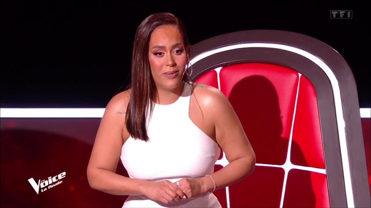 Amel Bent en robe blanche pour la finale de The Voice. © Capture d'écran TF1