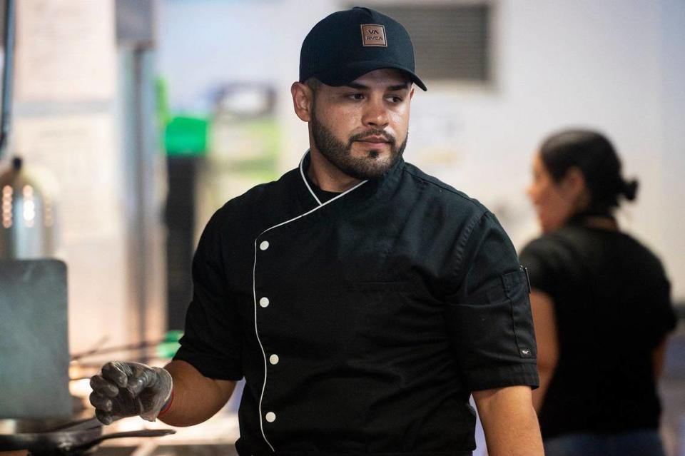 El jefe de cocina Antonio Cervantes, de 32 años, de Livingston, prepara pedidos para los clientes en el restaurante Tri-Tipery, ubicado en 11359 Newport Road, en Ballico, California, el jueves 13 de junio de 2024.