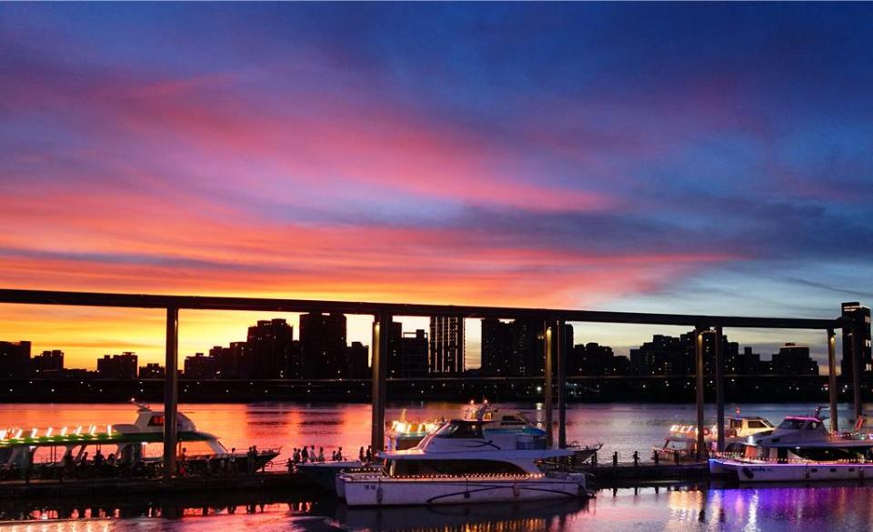 Just Sleep捷絲旅台北西門館「大稻埕夏日節」住房專案，免費贈台北淡水夕陽遊河船票及臺虎精釀啤酒，觀賞在夕陽餘暉照映下的落日美景。圖／捷絲旅提供