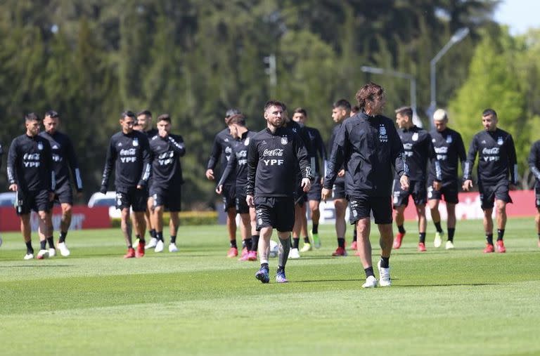 El plantel argentino se entrenó en Ezeiza esperando el partido con Uruguay de este domingo. 