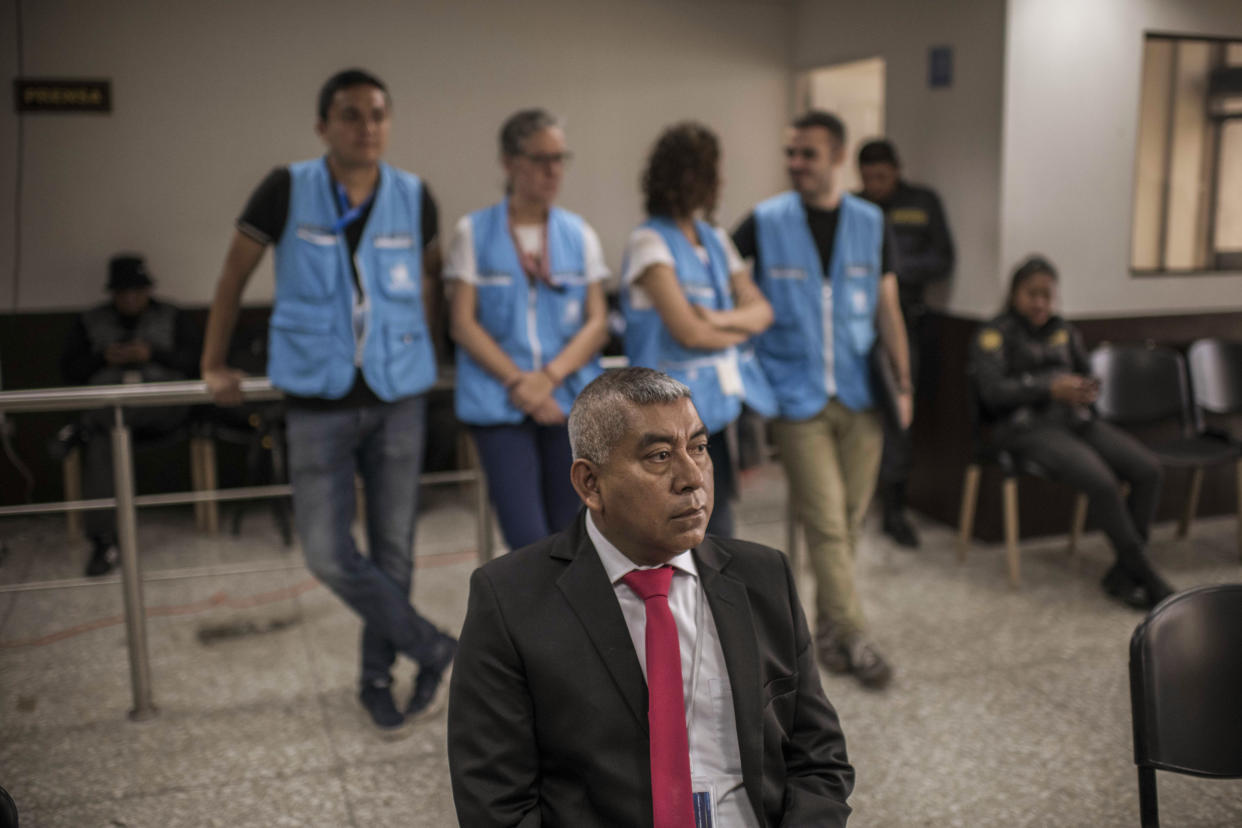 Manifestantes indígenas acampan frente a la oficina de la fiscala general para exigir su dimisión por investigar a Arévalo. (Daniele Volpe/The New York Times)

