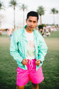 <p>Bei diesem sportlichen Festival-Outfit lassen die 80er-Jahre grüßen: pinke Short, weißes Shirt mit Letter-Print und Blouson in pastelligem Türkis. (Bild: Matt Winkelmeyer/ Getty Images for Coachella) </p>