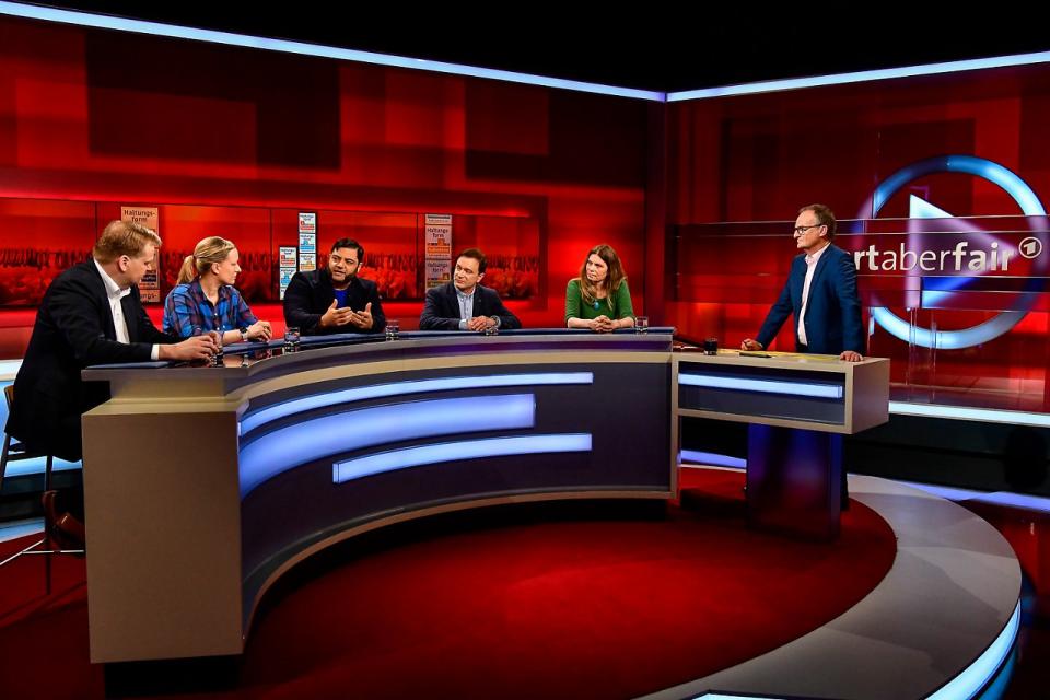 Bei “Hart aber fair” diskutierten: Albert Stegemann (CDU), Sarah Dhem (Fleischfabrikantin), Patrik Baboumian (Kraftsportler), Manfred Karremann (Dokumentarfilmer) und Sarah Wiener (Köchin) Foto: Screenshot ARD