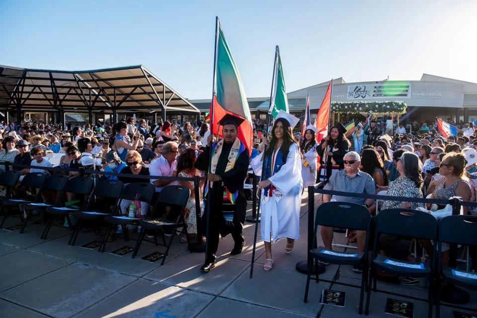 Los graduados se presentan en el patio durante la ceremonia de graduación de la generación 2024 de Buhach Colony High School en Atwater, California, el jueves 6 de junio de 2024.