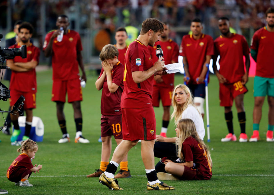 Football Soccer - AS Roma v Genoa - Serie A - Stadio Olimpico, Rome, Italy - 28/5/17 Roma’s Francesco Totti talks on a microphone to the fans after his last game while his wife Ilary Blasi, daughter Chanel, son Cristian and his team mates look on Reuters / Stefano Rellandini