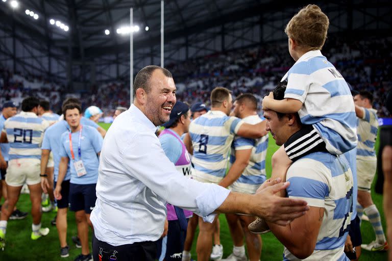 Michael Cheika celebra con Matías Moroni tras la enorme victoria sobre Gales; a los Pumas los aguarda un desafío mayúsculo frente a los All Blacks en la primera semifinal del Mundial de Francia.