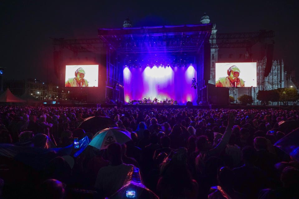 El cantautor cubano Silvio Rodríguez durante un concierto gratuito en el Zócalo de la Ciudad de México el 10 de junio de 2022. (Foto AP/Eduardo Verdugo)