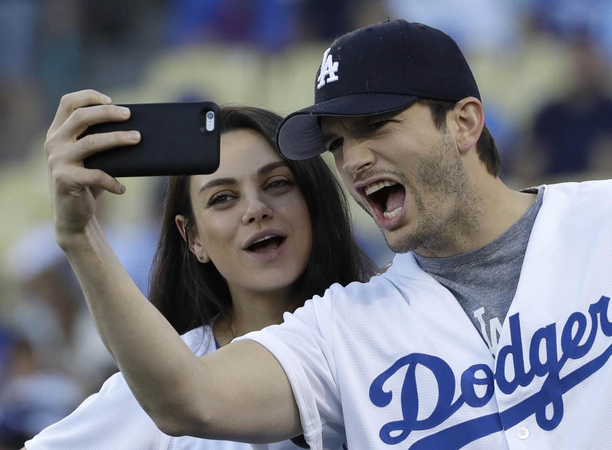 Ashton Kutcher y su esposa Mila Kunis (AP)