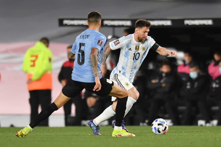 Messi escapa de Vecino, uno de los encargados de vigilarlo.