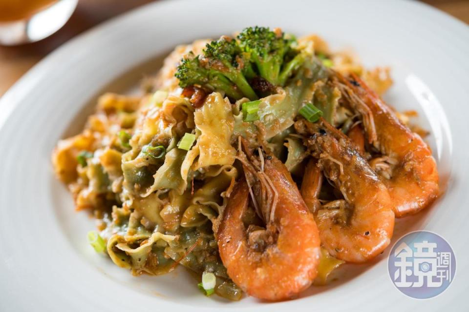 「火燒蝦蕾絲麵」以多樣手法烹蝦，搭配台南特有的蕾絲麵，鮮香惹味。（120元／份）