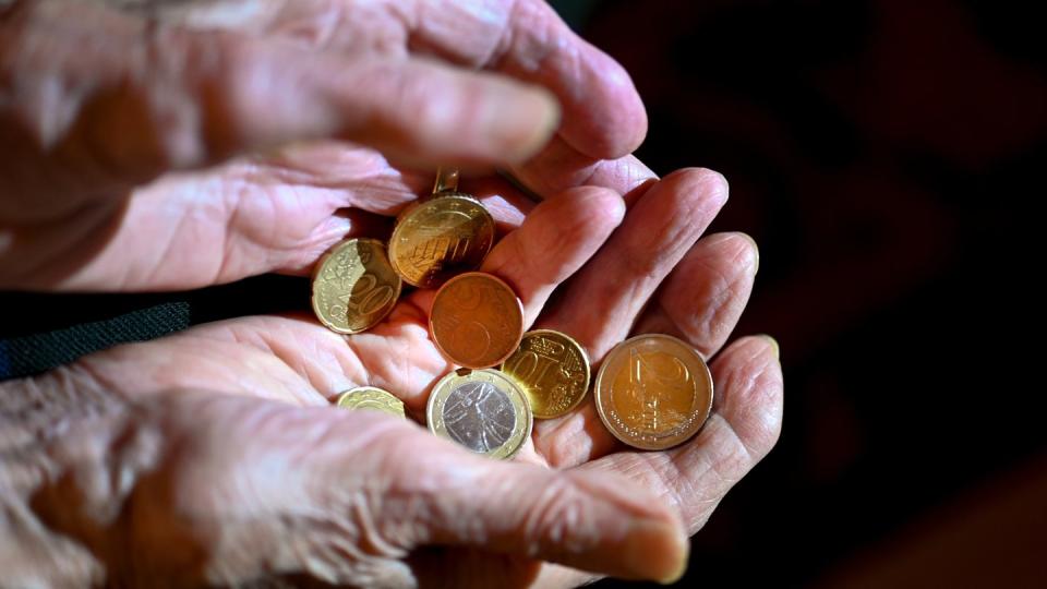 Rentner bekommen ab dem 1. Juli mehr Geld. In Westdeutschland werden die Bezüge um 3,45 Prozent, in den neuen Bundesländern um 4,20 Prozent angehoben.