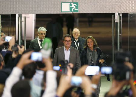 Catalan President Artur Mas and his wife Helena Rakosnik arrive at media centre in Barcelona after independence vote in Barcelona, November 9, 2014. REUTERS/Gustau Nacarino