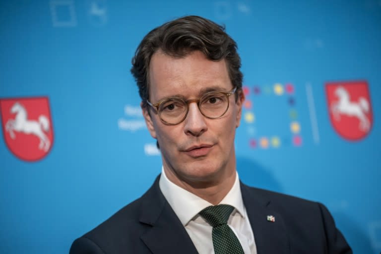 Vor dem Bund-Länder-Gipfel hat Nordrhein-Westfalens Regierungschef Hendrik Wüst (CDU) von Bundeskanzler Olaf Scholz (SPD) die ernsthafte Prüfung von Asylverfahren in Drittstaaten verlangt. (Michael Kappeler)