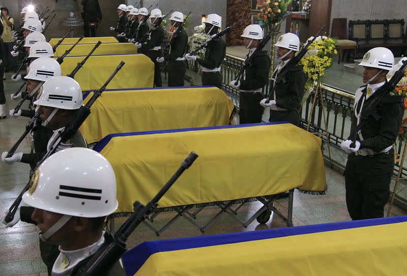 Foto de archivo. Policías hacen guardia junto a los féretros de sus seis compañeros asesinados en el departamento del Cauca, durante una ceremonia en la ciudad de Cali