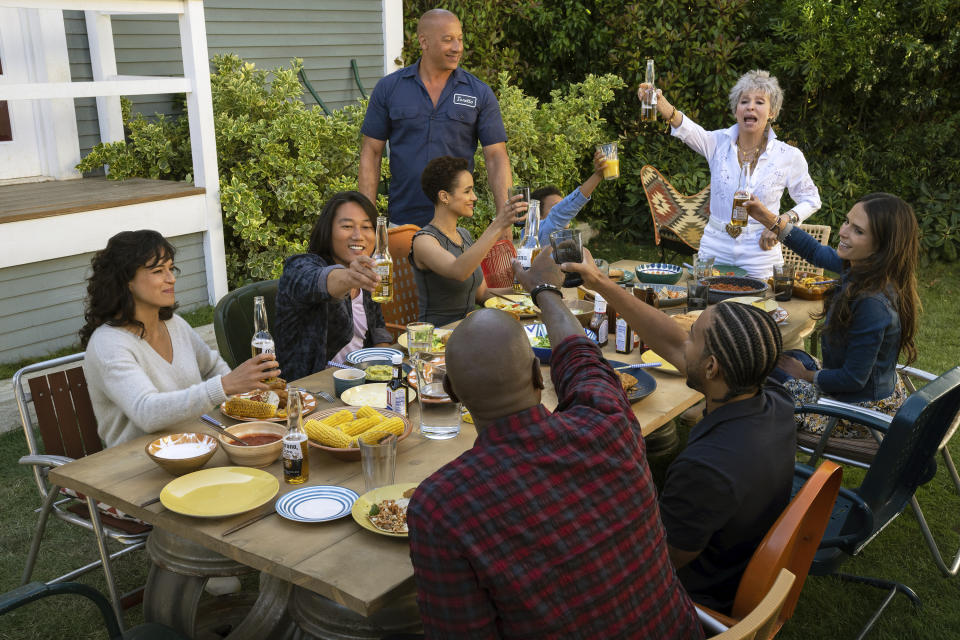 En esta imagen proporcionada por Universal Pictures, de izquierda a derecha, Michelle Rodriguez, Sung Kang, Nathalie Emmanuel, Vin Diesel, Leo Abelo Perry, Rita Moreno, Jordana Brewster, Ludacris y Tyrese Gibson en una escena de "Fast X". (Peter Mountain/Universal Pictures vía AP) left, Michelle Rodriguez, Sung Kang, Nathalie Emmanuel, Vin Diesel, Leo Abelo Perry, Rita Morena, Jordana Brewster, Ludacris and Tyrese Gibson in a scene from "Fast X." (Peter Mountain/Universal Pictures via AP)