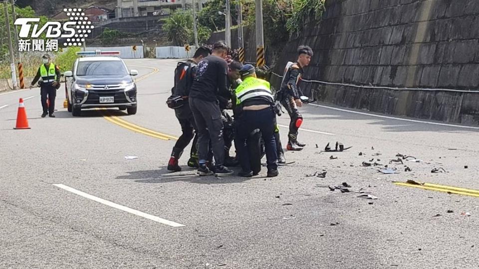 警方協助移動事故車輛。（圖／TVBS）