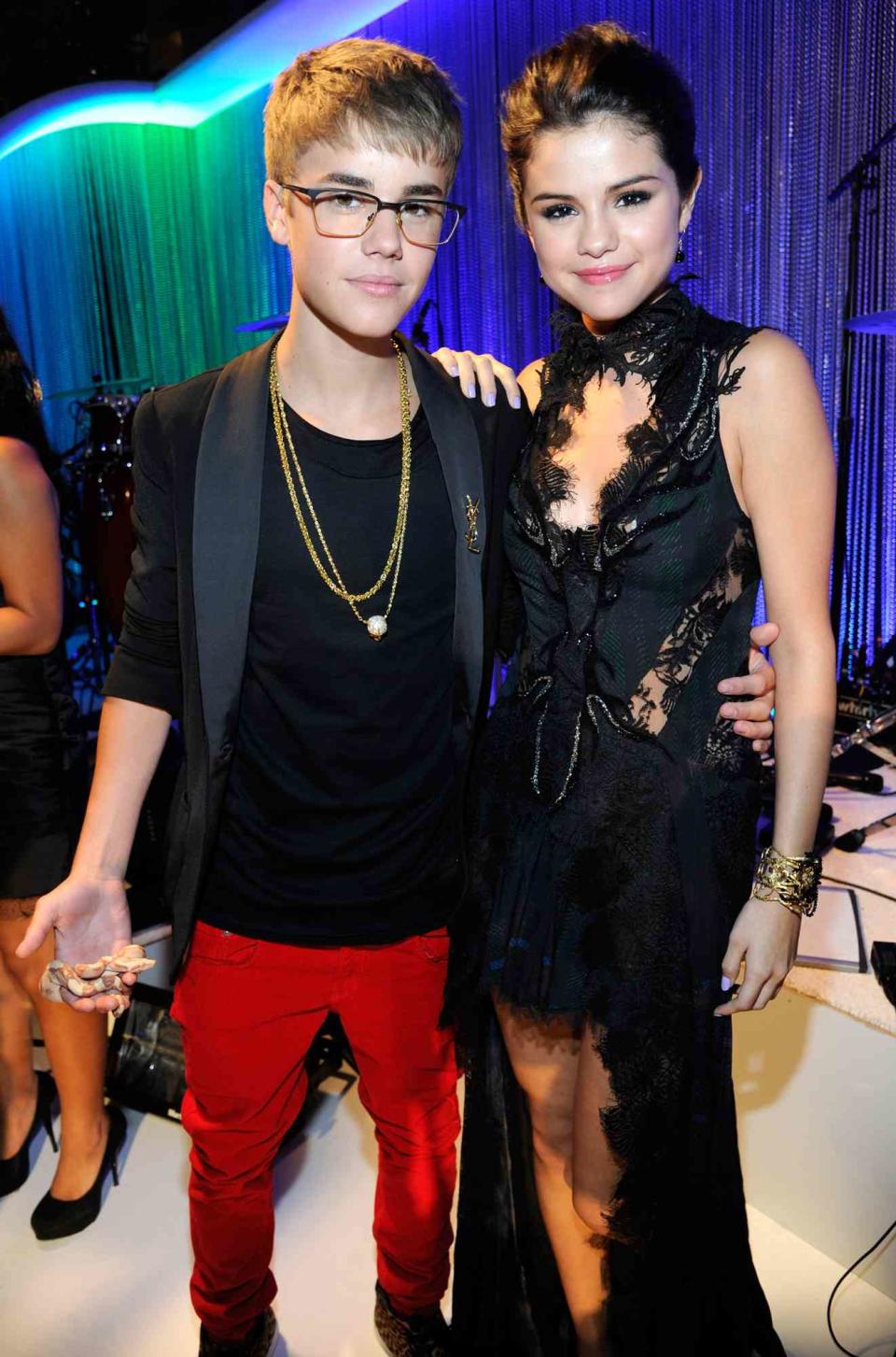 Justin Bieber and Selena Gomez arrive at the The 28th Annual MTV Video Music Awards at Nokia Theatre L.A. LIVE on August 28, 2011 in Los Angeles, California