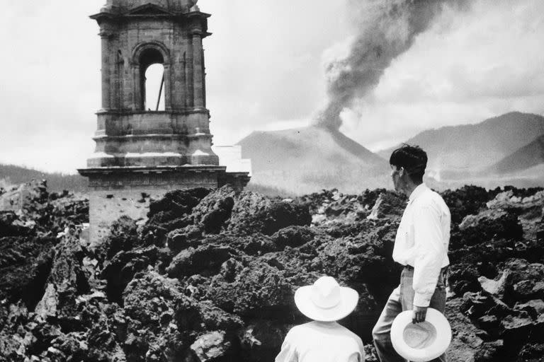 La lava del monte Paricutín, 'El Monstre', fluyendo hacia la iglesia en llamas del pueblo de San Juan. La iglesia fue la única estructura que se salvó en el pueblo y aún permanece medio enterrada en lava solidificada