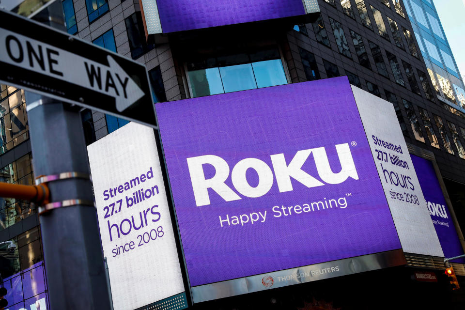 FOTO FILE Sebuah tanda video menampilkan logo Roku Inc, sebuah perusahaan streaming video yang didukung oleh Fox, di Times Square setelah penawaran umum perdana perusahaan tersebut di pasar Nasdaq di New York, AS, 28 September 2017. REUTERS/Brendan McDiarmid/File Foto