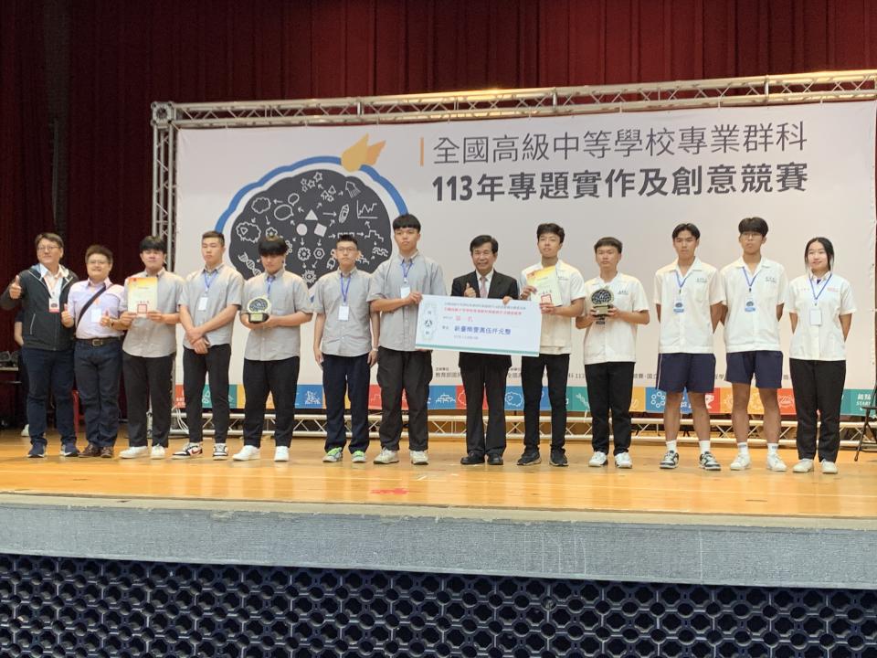 教育部潘文忠部長(右6)頒發獎座與獎金給獲獎學生團隊