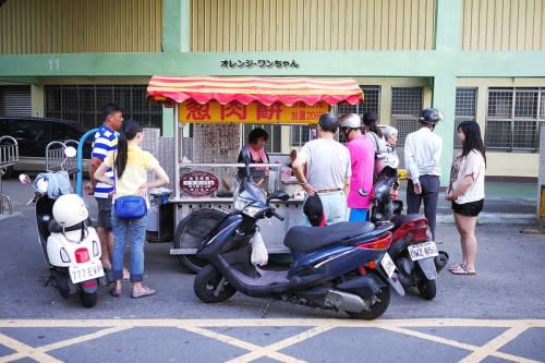 【高雄踢踏食記】鳳山體育館老攤蔥肉餅 安寧街 長明街│鳳山區鳳山站：從五塊錢童年一吃三十年的傳統滋味～下午兩點四十五分飄香銅板美味～酥脆膨鬆人氣排隊蔥肉餅！(加蛋跟辣椒醬不能錯過！)