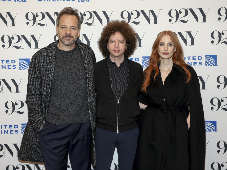 El actor Peter Sarsgaard, de izquierda a derecha, el director Michel Franco y la actriz Jessica Chastain posan tras bambalinas antes de una charla sobre la película "Memory" en The 92nd Street NY el 15 de diciembre de 2023, en Nueva York. (Foto Andy Kropa/Invision/AP)