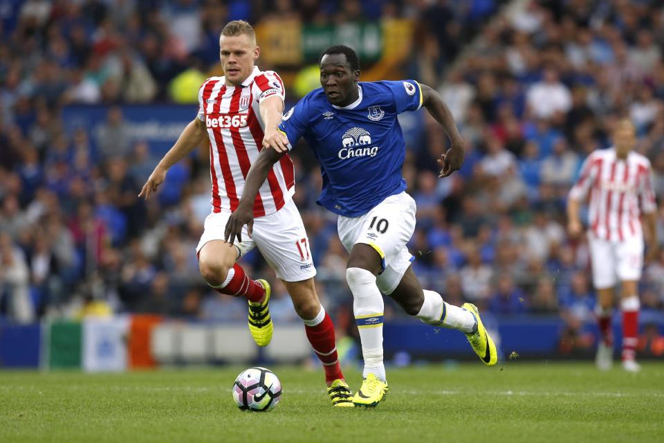 Football Soccer Britain - Everton v Stoke City - Premier League - Goodison Park - 27/8/16 Everton's Romelu Lukaku in action with Stoke City's Ryan Shawcross Action Images via Reuters / Ed Sykes Livepic EDITORIAL USE ONLY. No use with unauthorized audio, video, data, fixture lists, club/league logos or "live" services. Online in-match use limited to 45 images, no video emulation. No use in betting, games or single club/league/player publications. Please contact your account representative for further details.