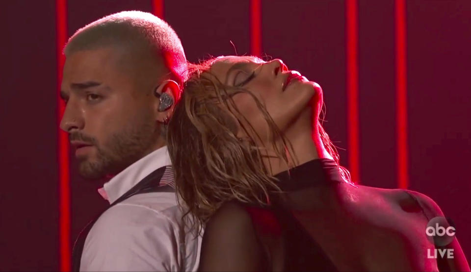 En esta imagen proporcionada por ABC, Jennifer López y Mauma actúan en la ceremonia de los American Music Awards en el Teatro Microsoft en Los Angeles. (ABC vía AP)