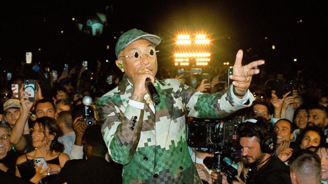 Pharrell makes Louis Vuitton debut on Paris' Pont Neuf - EFE Noticias