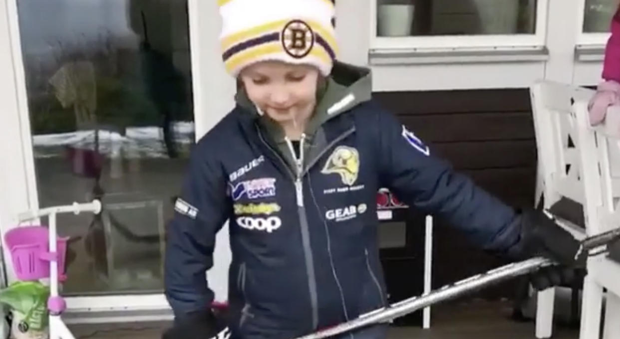 This kid was quite the hockey-loving MacGyver when it came to the extraction of his loose tooth. (@spittinchiclets//Instagram)