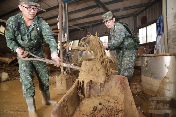 陸軍裝甲584旅官兵協助清除淤泥。（軍聞社記者李忠軒攝）
