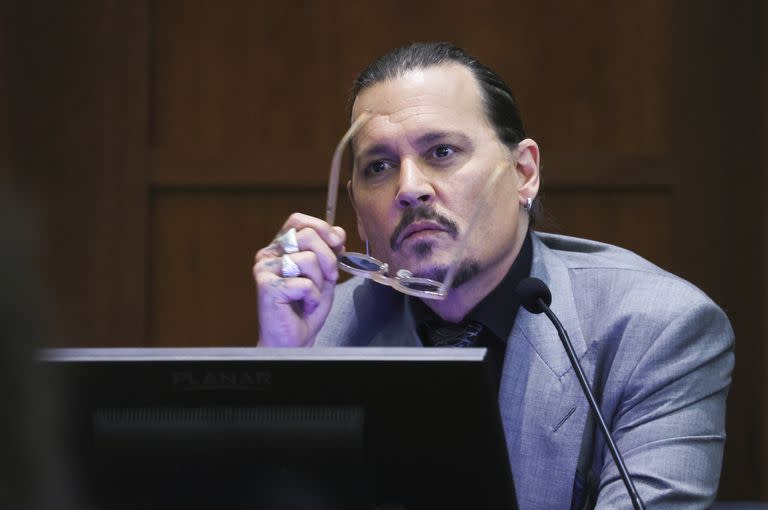 El actor Johnny Depp testifica durante el juicio en el Tribunal de Circuito del Condado de Fairfax en Fairfax, Virginia, el miércoles 20 de abril de 2022.