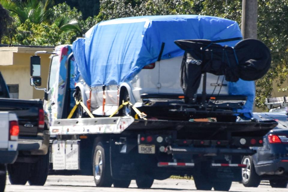 A van covered in blue tarp is towed by FBI investigators on October 26, 2018, in Plantation, Florida, in connection with the 12 pipe bombs and suspicious packages mailed to top Democrats.&nbsp;